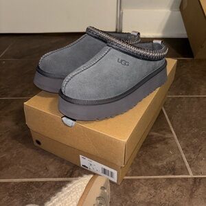 UGG Tazz II Obsidian platform slipper